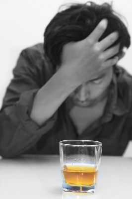 仕事のストレスが原因でアルコール依存症に？薬物依存も
